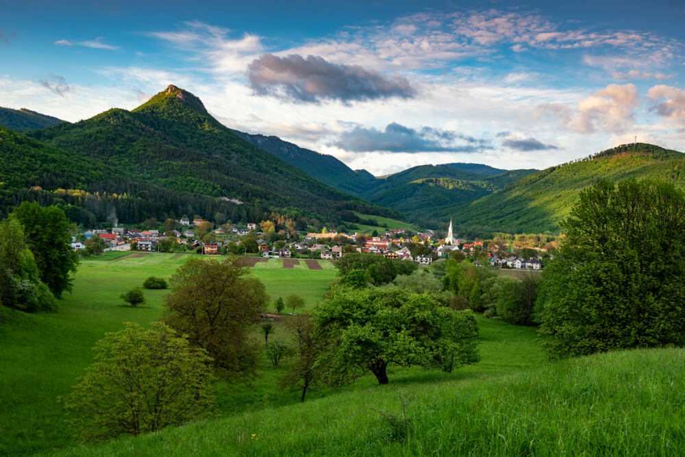 muranska planina, slovenska priroda, sceneria z vlaku, cesta vlakom, grotto